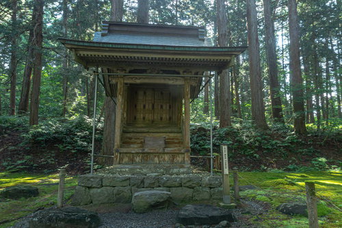 白山神社本社横に並ぶ別山社