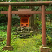 白山神社境内に建つ赤い小さなお社の写真