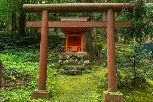 白山神社境内に建つ赤い小さなお社