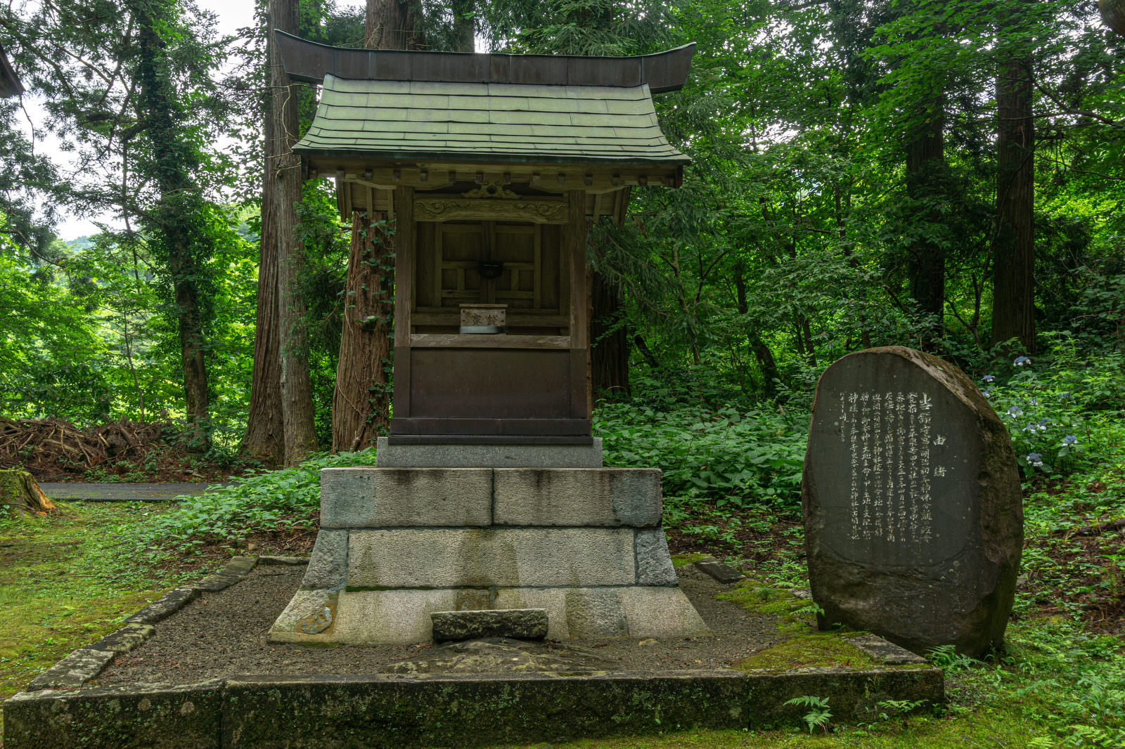 白山神社境内の緑に囲まれた鎮守宮と石碑
