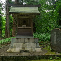 白山神社境内に建つ鎮守宮と由緒が記された石碑の写真