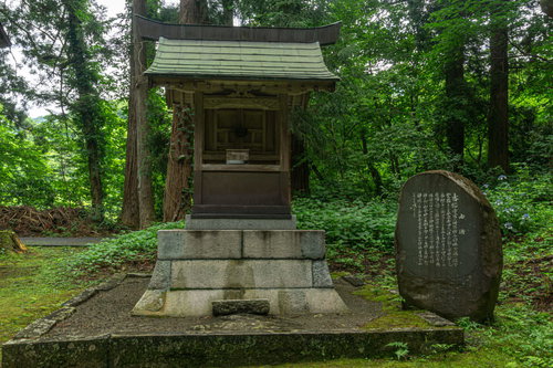 白山神社境内に建つ鎮守宮と由緒が記された石碑