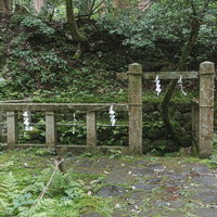 御手洗池の入り口付近にある玉垣で囲まれた場所の写真
