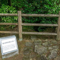 福井県坂井市にある有名な観光地である東尋坊の由来となった僧侶東尋坊の屋敷跡に残る井戸の写真