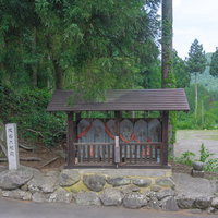 参道近くに並ぶお地蔵様の写真