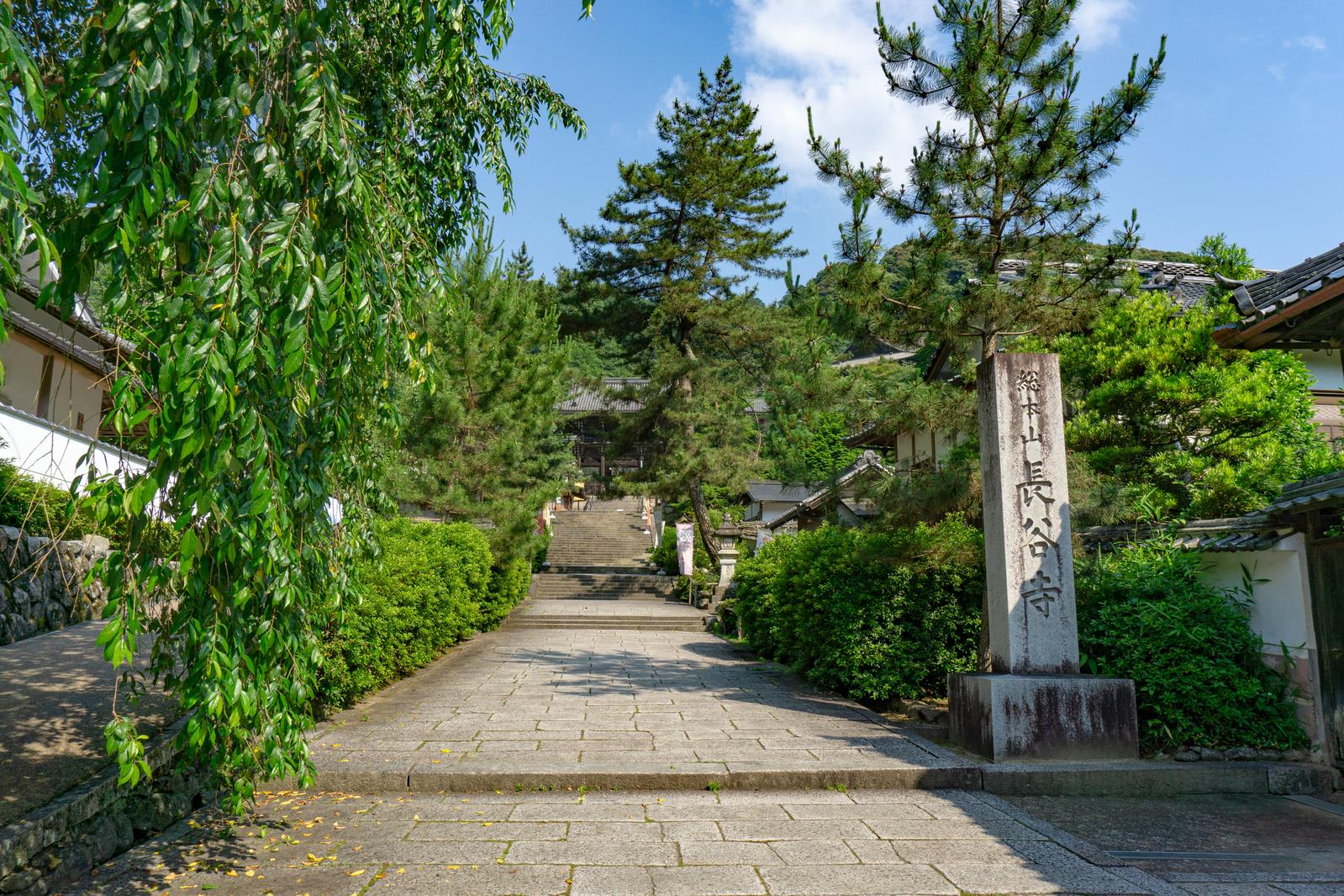 長谷寺の石畳参道と寺号標の石柱