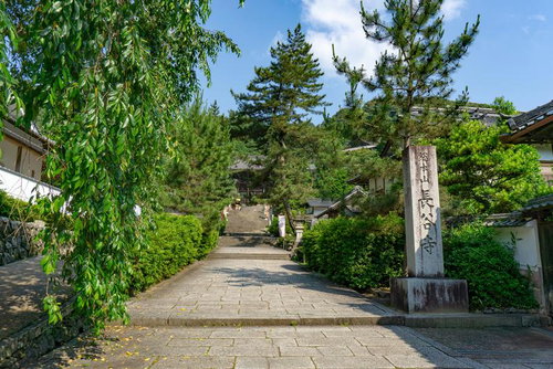 参拝の足跡 長谷寺の石畳を行く