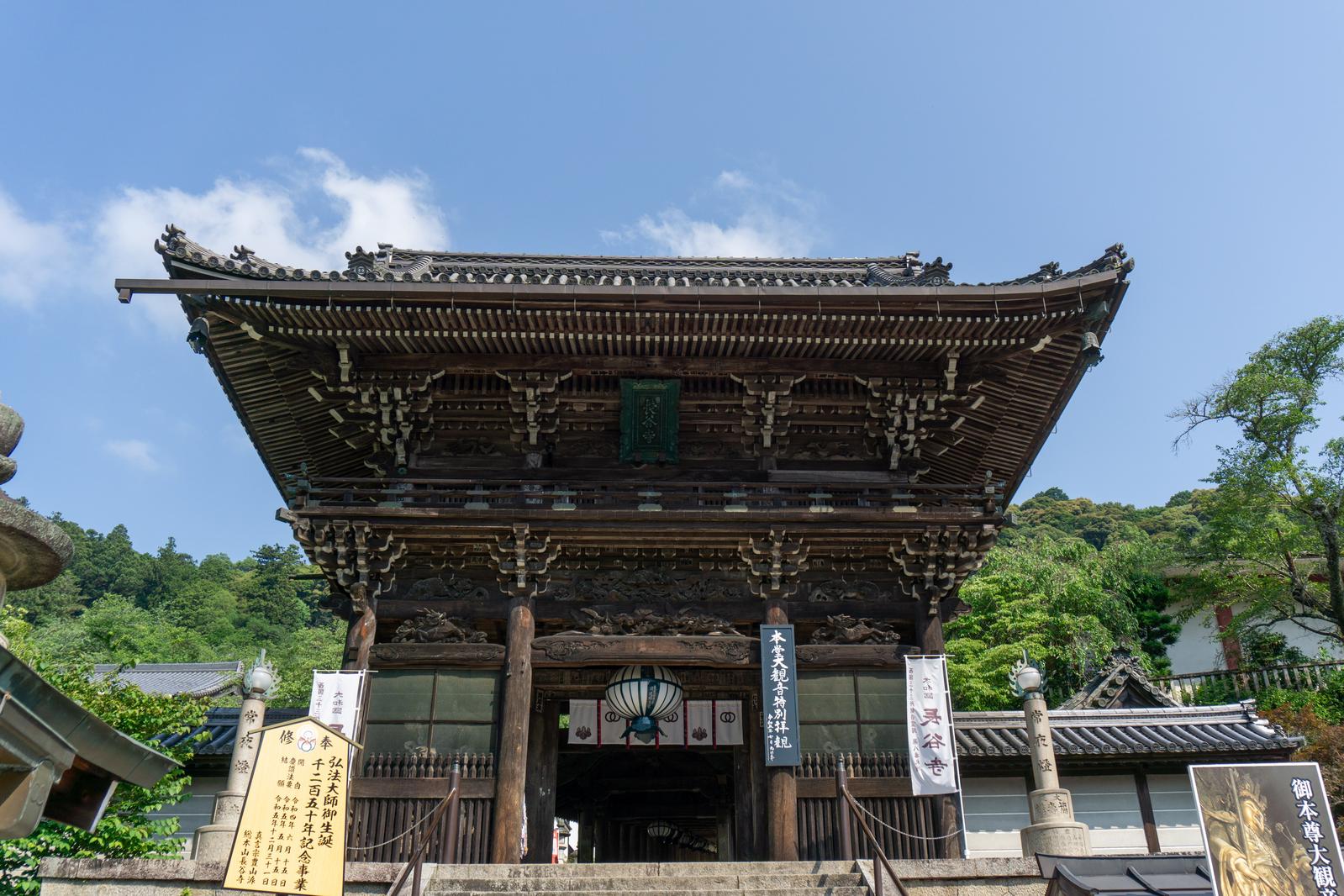 長谷寺の総門と石灯籠