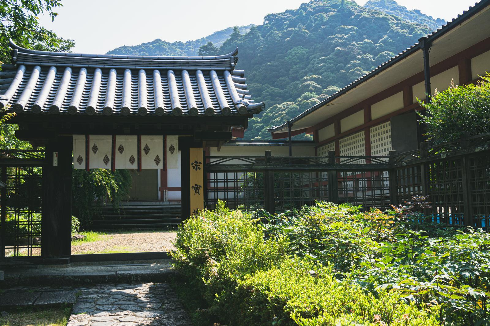 長谷寺境内の山門と宗宝蔵への参道