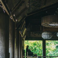 長谷寺礼堂の端から見る賓頭盧(びんづる)尊者像の写真