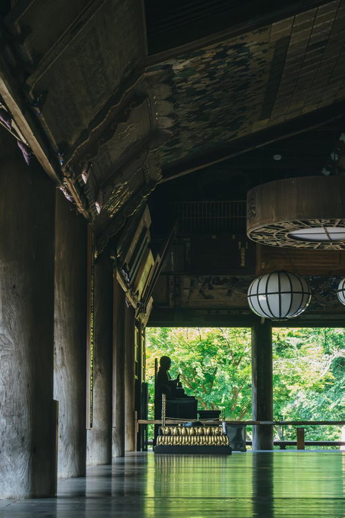 長谷寺礼堂の端から見る賓頭盧(びんづる)尊者像