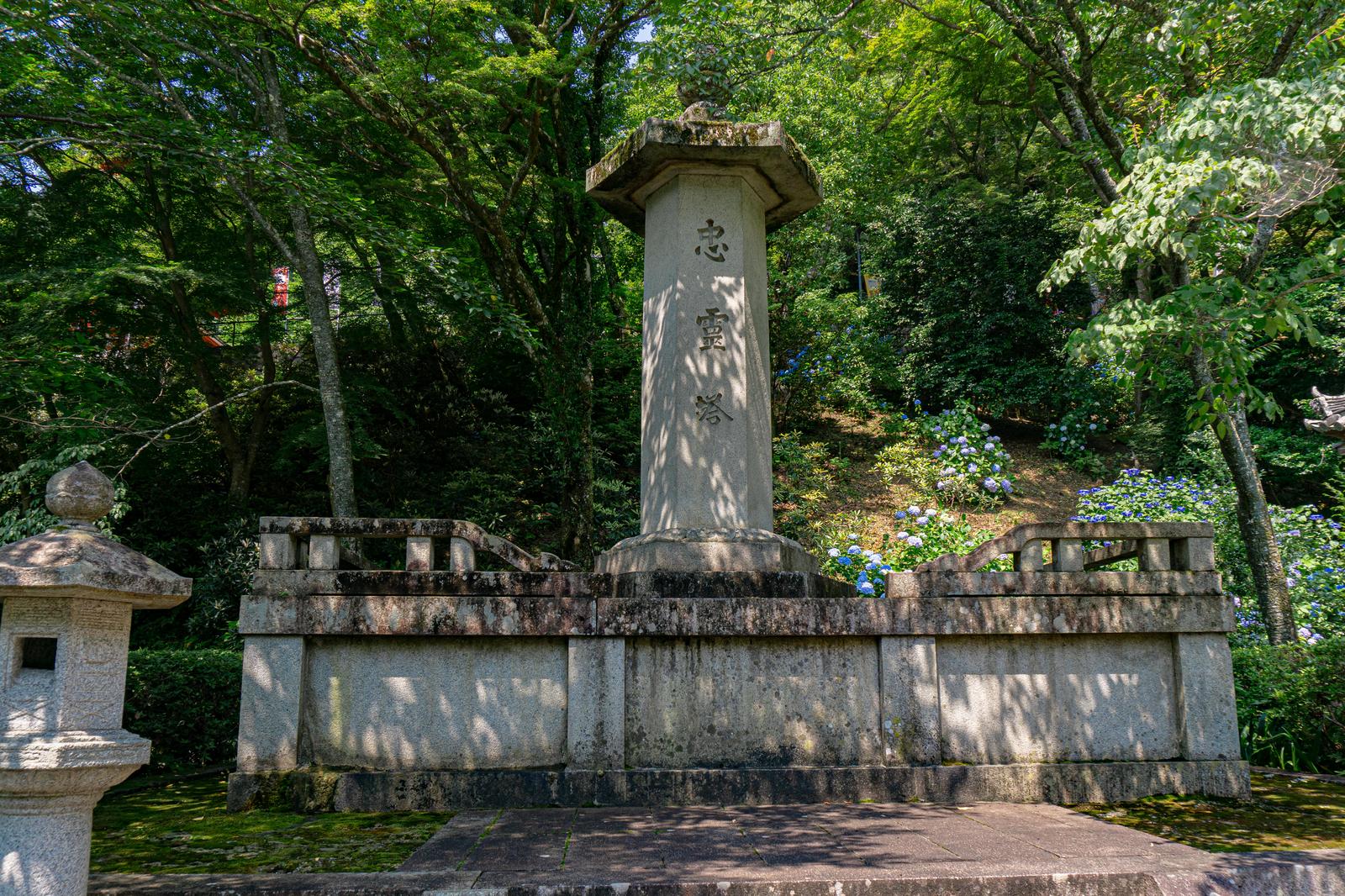 緑の樹木に囲まれた長谷寺の忠霊塔と紫陽花