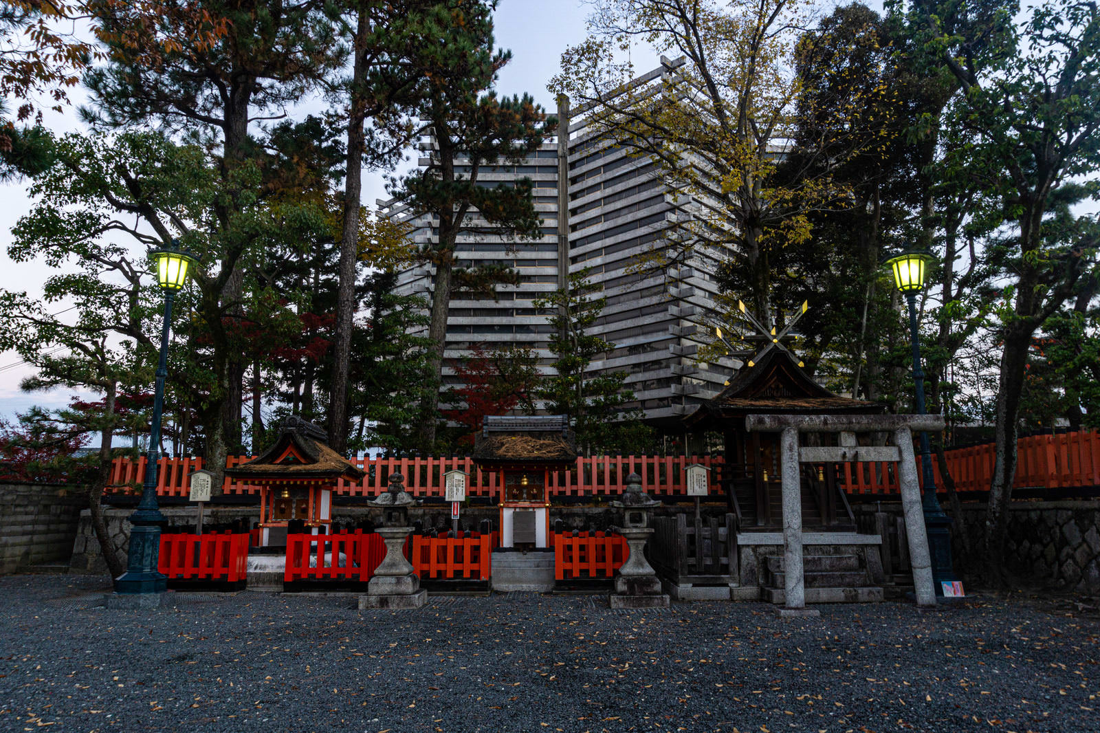 伏見稲荷大社の摂末社群と儀式殿