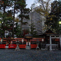 伏見稲荷大社の一番鳥居と二番鳥居の間にある摂末社（せつまつしゃ）（向かって左から熊野社、藤尾社、霊魂社）と背後に建つ特徴的な儀式殿の写真