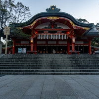 石段の先に見える内拝殿の写真