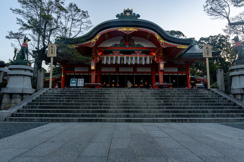 石段の先に見える内拝殿
