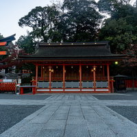 伏見稲荷大社本殿の左奥に建つ権殿の写真