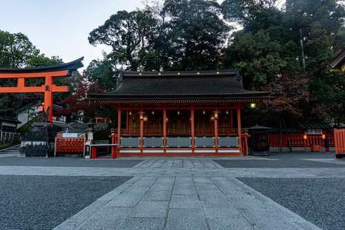 伏見稲荷大社本殿の左奥に建つ権殿