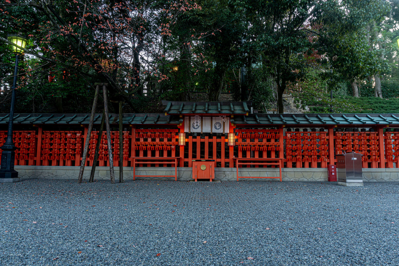 朱色の玉垣が並ぶ伏見稲荷大社のお山遥拝所の境内風景