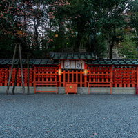 朱色の玉垣が美しい伏見稲荷大社本殿裏にあるお山遥拝所の写真