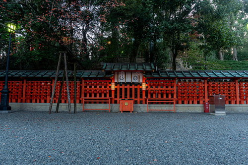 朱色の玉垣が美しい伏見稲荷大社本殿裏にあるお山遥拝所