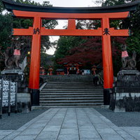 権殿横に建つ稲荷山入り口となる鳥居と石段の写真