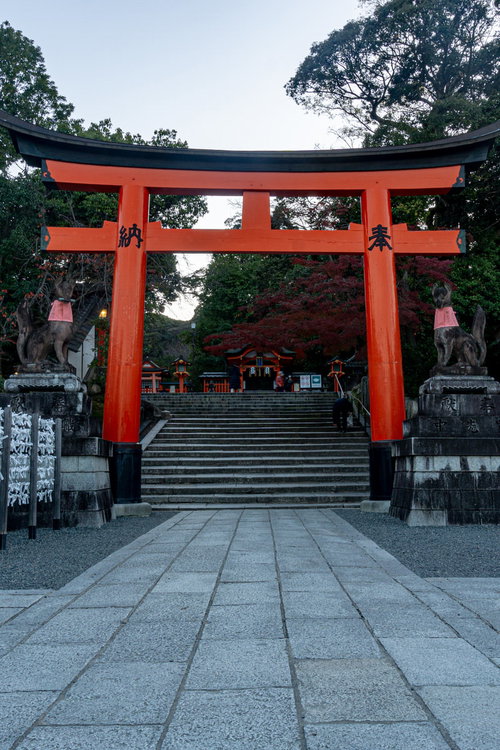 権殿横に建つ稲荷山入り口となる鳥居と石段