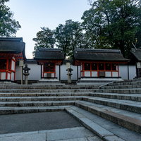 稲荷山へと続く石段横に並ぶ上末社（左より長者社、荷田社、五社相殿、両宮社）の写真