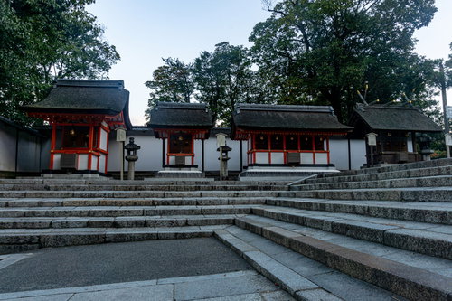 稲荷山へと続く石段横に並ぶ上末社（左より長者社、荷田社、五社相殿、両宮社）