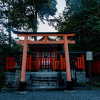 稲荷山の神々に供物を捧げる場として建立された供物所の写真