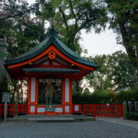 木造の白馬が納められている伏見稲荷大社・神馬舎の写真