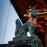 楼門脇のカギを咥えた狛狐の写真