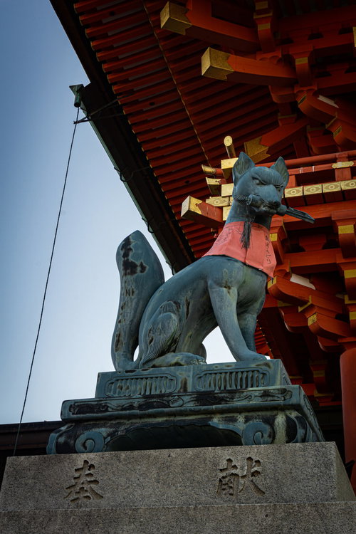 楼門脇のカギを咥えた狛狐