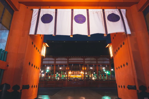 朱色の楼門越しに見える外拝殿の夜景