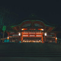 石段の先で一層厳かな雰囲気を醸し出す夜の内拝殿の写真