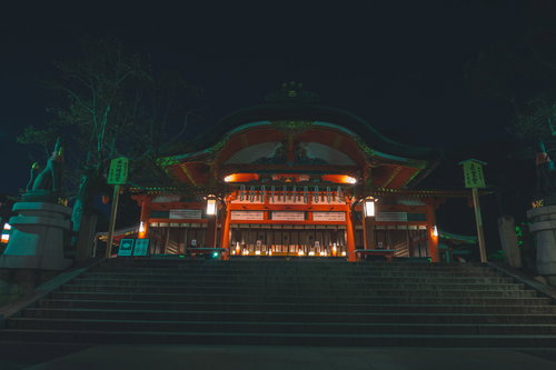 石段の先で一層厳かな雰囲気を醸し出す夜の内拝殿