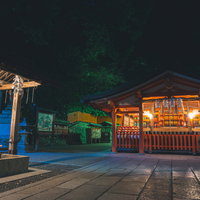夜の伏見稲荷大社奥社の写真