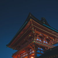 夜空の下に建つ伏見稲荷大社の楼門の写真