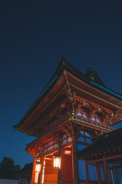 夜空の下に建つ伏見稲荷大社の楼門