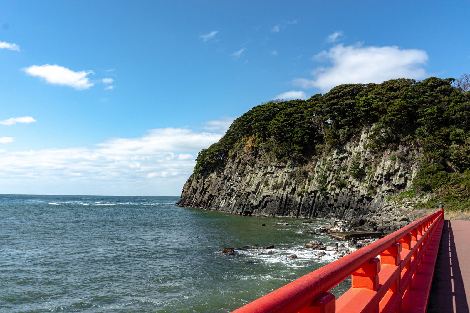 雄島橋から撮影した島南側の柱状節理と青い海の風景