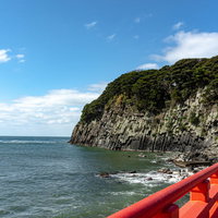 雄島橋の上から見える島南側の柱状節理の写真