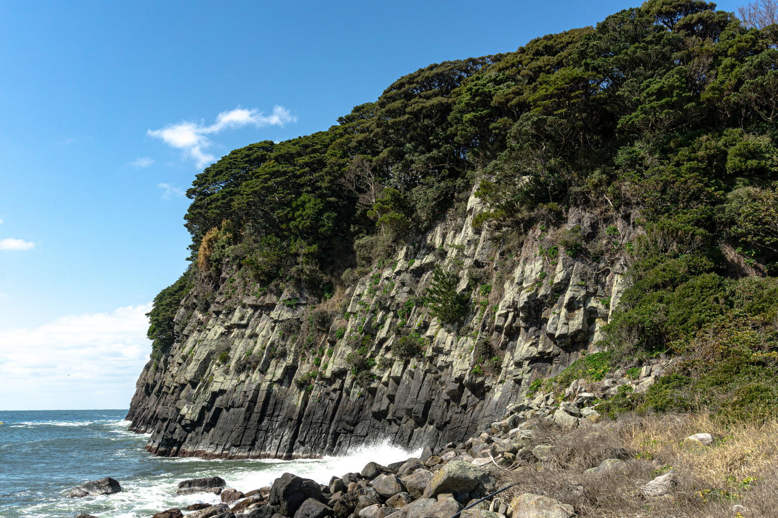 福井県雄島南側の柱状節理、垂直に切り立った岩壁が規則正しく並ぶ海岸の地質構造