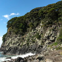 遊覧船で下から眺めるとまるでハチの巣のように見える雄島南側の柱状節理の写真