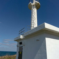 島の西側に建つ雄島灯台の写真