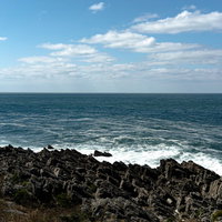 島西側から北側にかけて広がる板状節理の写真
