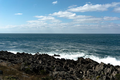 島西側から北側にかけて広がる板状節理