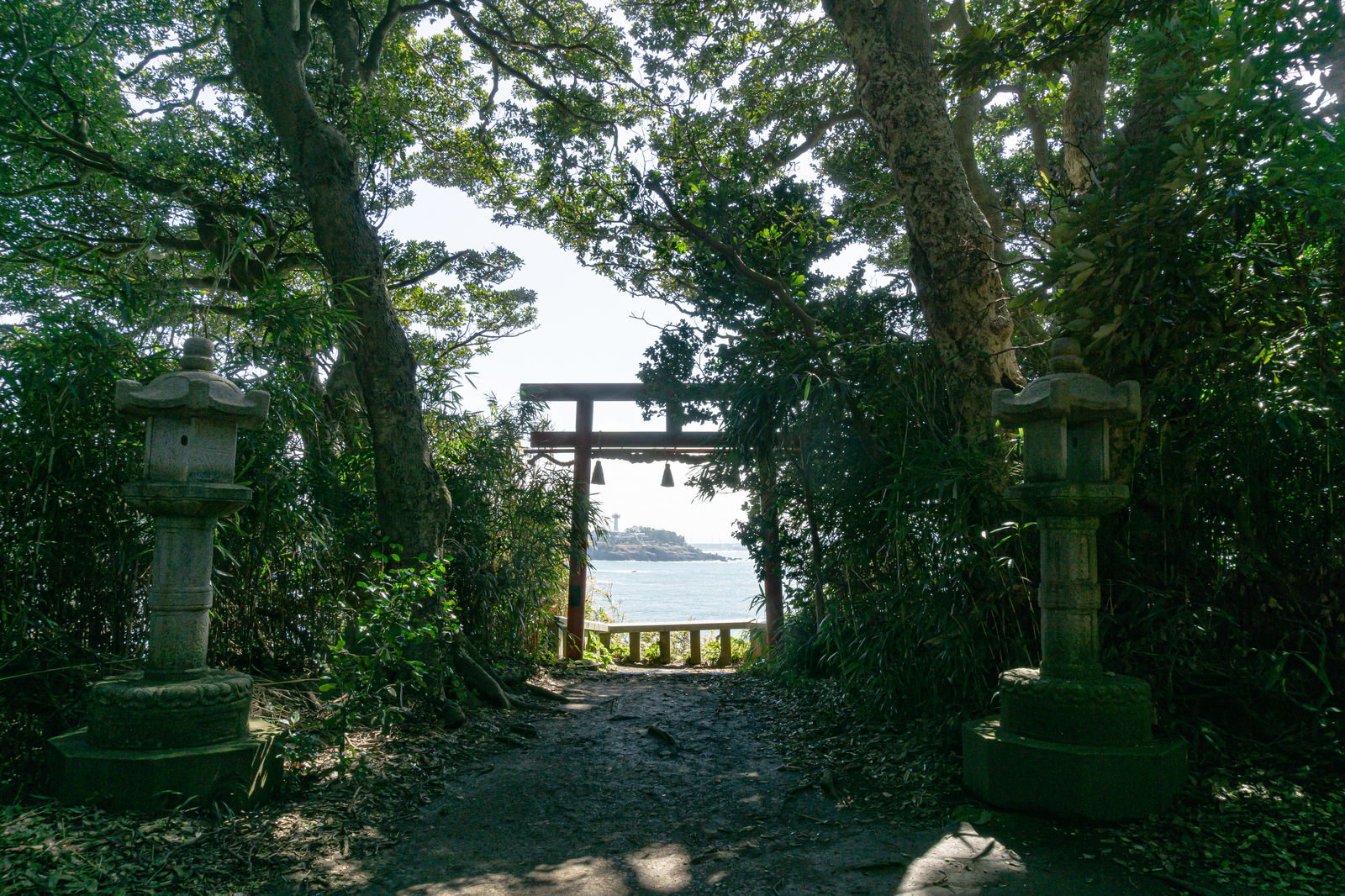 大湊神社の境内から朱色の鳥居越しに見える東尋坊の海岸線