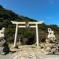大湊神社の鳥居と狛犬の写真