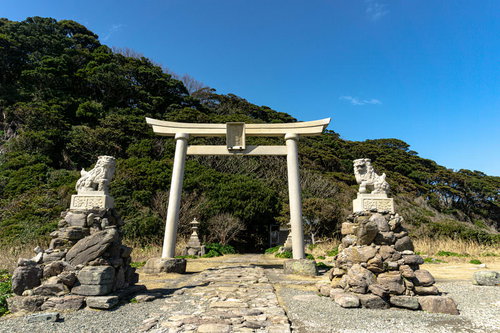 大湊神社の鳥居と狛犬