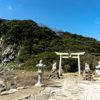 福井県の雄島入り口にある大湊神社の白い鳥居の写真
